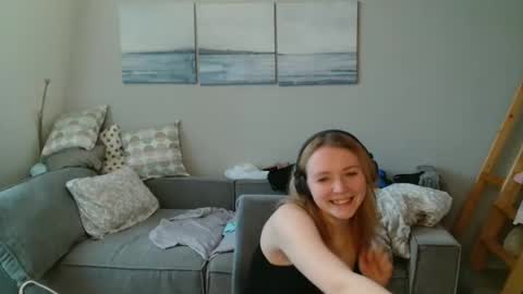 Lily dollyx online show from 11/22/25, 09:52