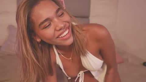 Lily Miiller online show from 12/01/25, 08:47