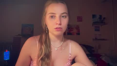 Snapshot of lily_smily chatting on 11/07/25, 06:19 Lily online show from 11/07/25, 06:19