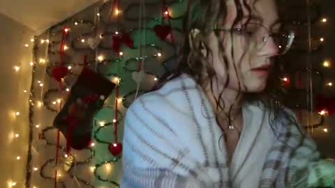 Snapshot of lily_tayberry chatting on 12/14/25, 11:04 small lily online show from 12/14/25, 11:04