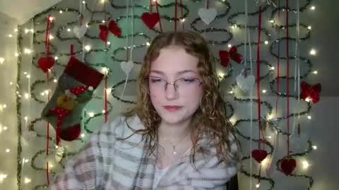 Snapshot of lily_tayberry chatting on 12/15/25, 06:12 small lily online show from 12/15/25, 06:12