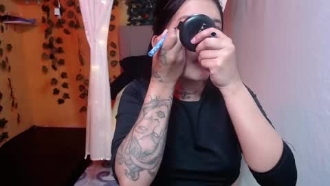 Snapshot of lilymoon_018 chatting on 05/20/26, 01:17 lilymoon_018 online show from 05/20/26, 01:17