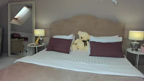 lilymyerss online show from 12/18/25, 08:31