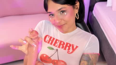 Snapshot of lilyy_joness chatting on 05/13/26, 01:30 online show from 05/13/26, 01:30