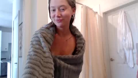 Snapshot of lilyyymonroee chatting on 10/05/25, 07:56 Lily Monroe online show from 10/05/25, 07:56