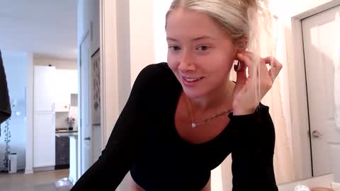 Snapshot of lilyyymonroee chatting on 10/26/25, 07:31 Lily Monroe online show from 10/26/25, 07:31