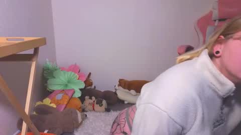 Snapshot of lime_cat chatting on 10/18/25, 01:19 lime cat online show from 10/18/25, 01:19