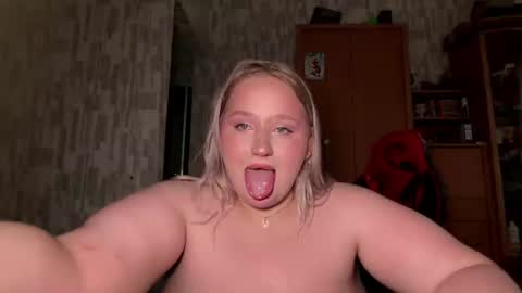 Snapshot of lina_hottie chatting on 06/27/26, 12:22 lina_hottie online show from 06/27/26, 12:22