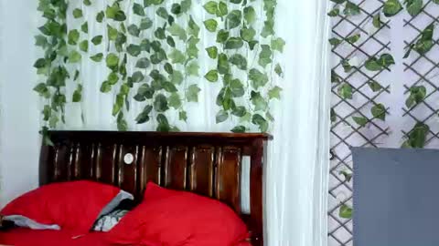 Snapshot of lina_paola chatting on 06/11/26, 12:32 paola online show from 06/11/26, 12:32