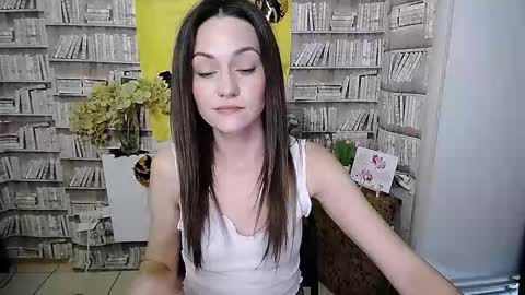 Lina online show from 10/17/25, 07:33