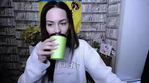 Lina online show from 11/03/25, 06:58