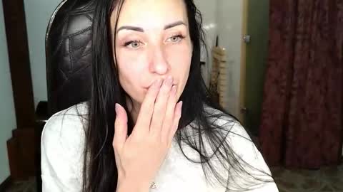 LinaLivee online show from 11/19/25, 07:58