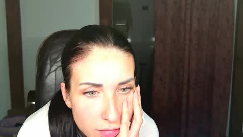 LinaLivee online show from 11/27/25, 09:39