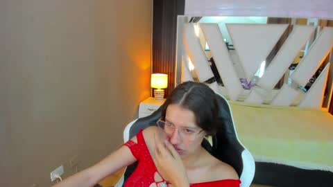 Snapshot of linda4petite chatting on 04/15/26, 06:37 Linda online show from 04/15/26, 06:37
