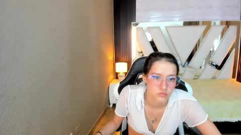Snapshot of linda4petite chatting on 04/24/26, 07:05 Linda online show from 04/24/26, 07:05