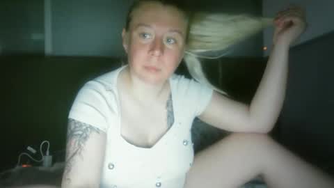 Snapshot of linda87411 chatting on 03/24/26, 12:10 Linda online show from 03/24/26, 12:10