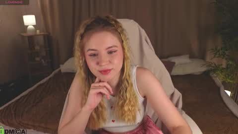 Snapshot of linda__bloom chatting on 02/17/26, 01:24 Lin online show from 02/17/26, 01:24