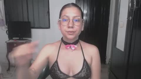 Snapshot of linda_naomi chatting on 04/15/26, 11:49 naomi online show from 04/15/26, 11:49