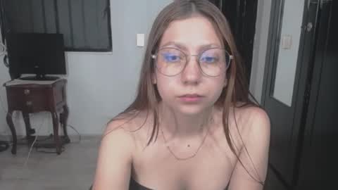 Snapshot of linda_naomi chatting on 04/22/26, 02:36 naomi online show from 04/22/26, 02:36