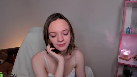 Snapshot of lindaa_bell chatting on 12/14/25, 01:44 My real name is Olivia online show from 12/14/25, 01:44