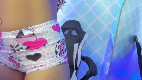 Snapshot of lindaa_natashaa chatting on 11/18/25, 02:06 L I N D A online show from 11/18/25, 02:06