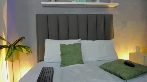 Snapshot of lindaa_natashaa chatting on 11/22/25, 03:49 L I N D A online show from 11/22/25, 03:49