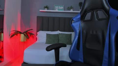 Snapshot of lindaa_natashaa chatting on 12/02/25, 02:17 L I N D A online show from 12/02/25, 02:17