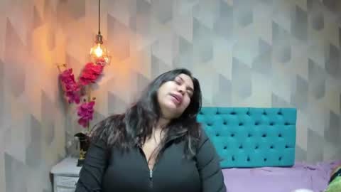 Snapshot of lindabreexlove chatting on 06/30/26, 02:18 online show from 06/30/26, 02:18