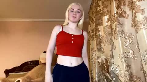 Luna online show from 11/22/25, 10:36