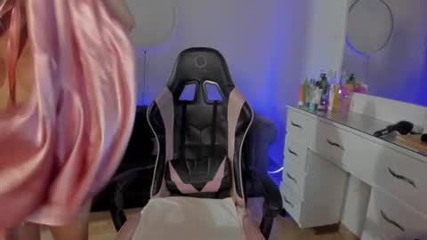 Lindsay    online show from 02/02/25, 10:02