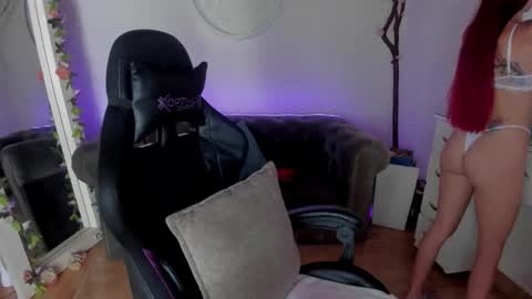 Snapshot of lindsay_khaleesi chatting on 12/21/25, 03:52 Lindsay online show from 12/21/25, 03:52