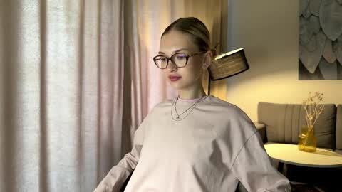 Snapshot of linneabercier chatting on 04/06/26, 09:21 Emma online show from 04/06/26, 09:21