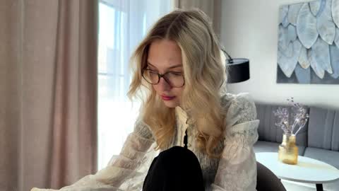 Snapshot of linneabercier chatting on 04/11/26, 11:58 Emma online show from 04/11/26, 11:58