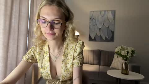 Snapshot of linneabercier chatting on 04/15/26, 09:05 Emma online show from 04/15/26, 09:05