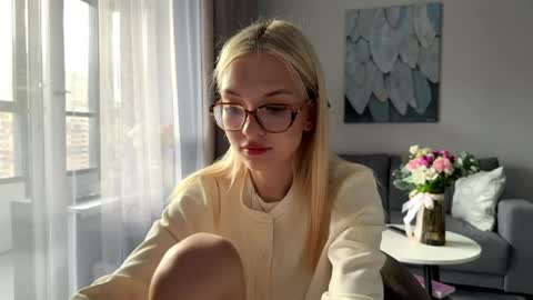 Snapshot of linneabercier chatting on 04/27/26, 03:43 Emma online show from 04/27/26, 03:43