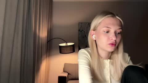 Snapshot of linneabercier chatting on 05/01/26, 08:02 Emma online show from 05/01/26, 08:02