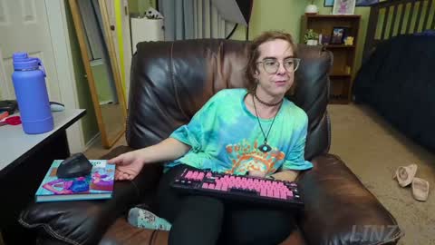 Snapshot of linzy19 chatting on 12/25/24, 05:37 Linzy19 online show from 12/25/24, 05:37