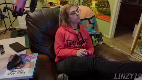 Snapshot of linzy19 chatting on 02/03/25, 04:25 Linzy19 online show from 02/03/25, 04:25