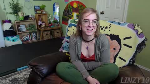 Snapshot of linzy19 chatting on 02/13/25, 05:54 Linzy19 online show from 02/13/25, 05:54