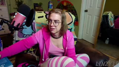 Snapshot of linzy19 chatting on 03/03/25, 03:30 Linzy19 online show from 03/03/25, 03:30