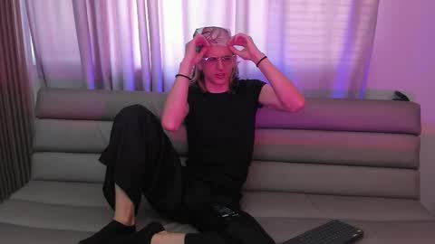 Snapshot of lior_evan chatting on 11/12/25, 11:43 Lior evan online show from 11/12/25, 11:43