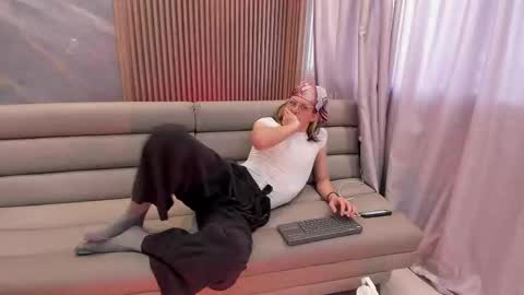 Snapshot of lior_evan chatting on 11/14/25, 11:42 Lior evan online show from 11/14/25, 11:42