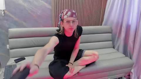 Snapshot of lior_evan chatting on 11/16/25, 11:49 Lior evan online show from 11/16/25, 11:49