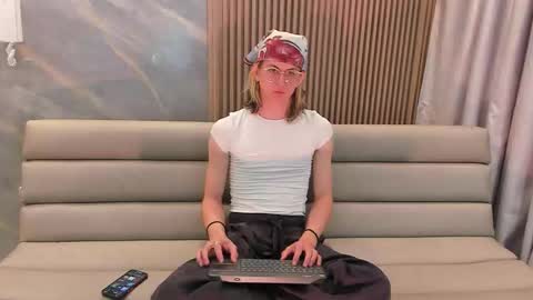 Snapshot of lior_evan chatting on 11/21/25, 11:31 Lior evan online show from 11/21/25, 11:31