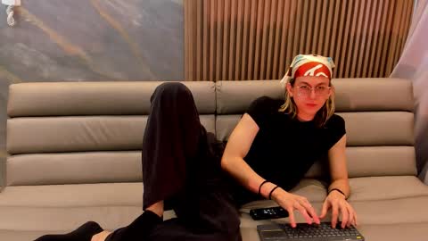 Snapshot of lior_evan chatting on 12/04/25, 11:30 Lior evan online show from 12/04/25, 11:30