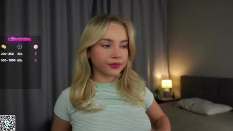 Snapshot of lipswithsmileonthem chatting on 01/12/25, 01:11 Amelia online show from 01/12/25, 01:11