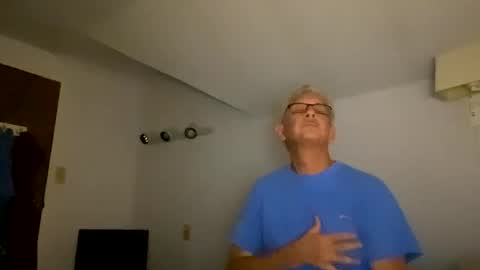 Snapshot of liqu4ever chatting on 09/19/25, 12:45 I forgot online show from 09/19/25, 12:45