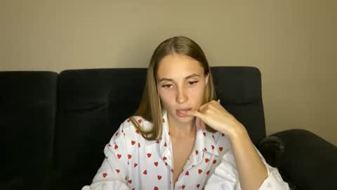 Snapshot of litle_girl05 chatting on 10/09/25, 06:50 LUNA online show from 10/09/25, 06:50