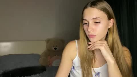 Snapshot of litle_girl05 chatting on 10/28/25, 08:00 LUNA online show from 10/28/25, 08:00