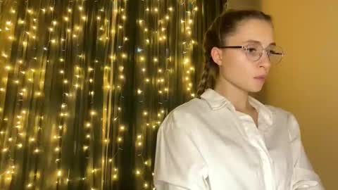 Snapshot of litle_girl05 chatting on 11/20/25, 06:07 LUNA online show from 11/20/25, 06:07